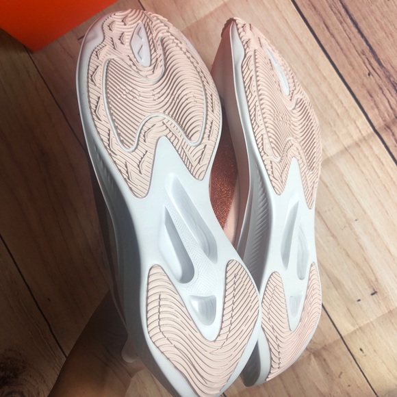 Women’s NIKE Zoom Gravity Pink Bronze Size 8 - Picture 2 of 7